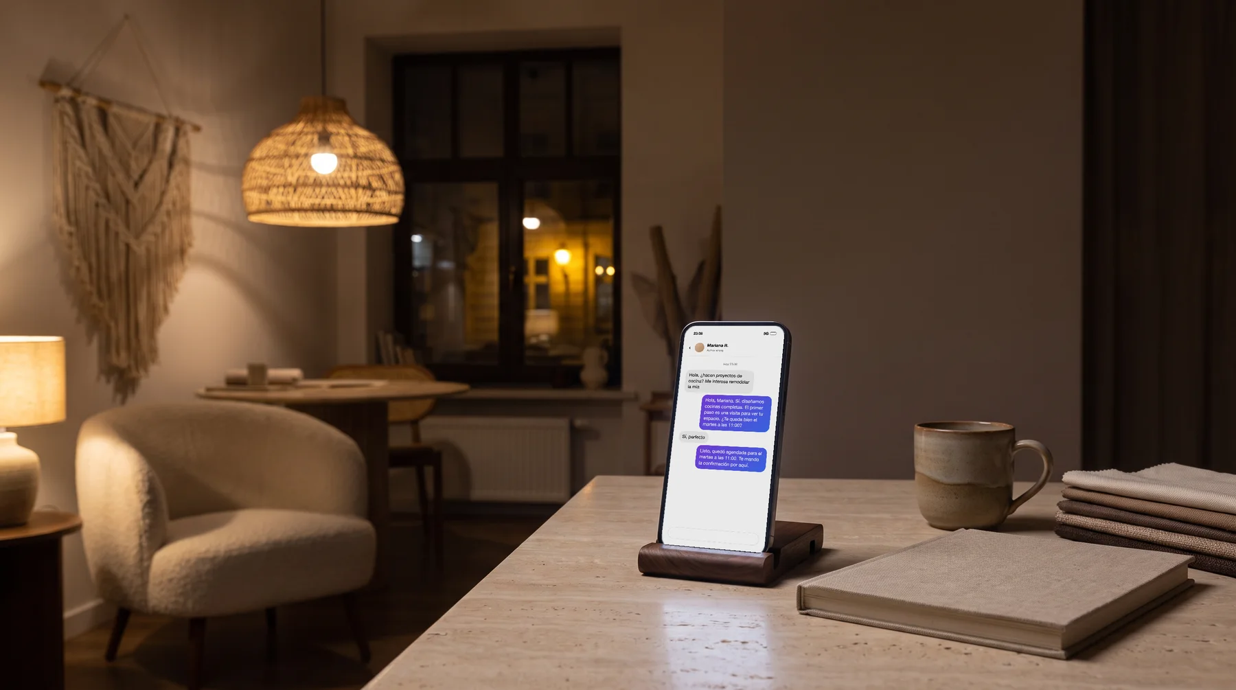 De noche, con el estudio cerrado, el teléfono del negocio muestra una conversación de Instagram en la que una clienta pregunta y queda agendada